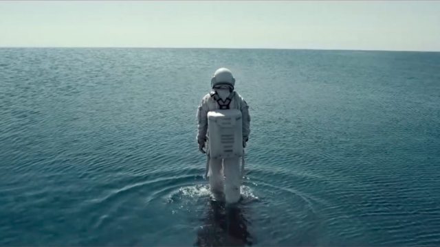 Astronaut explores water in Mercado Libre ad by Gut.