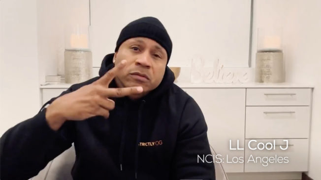 ll cool j giving a peace sign