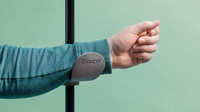 A person's arm with the Fortum Circo on