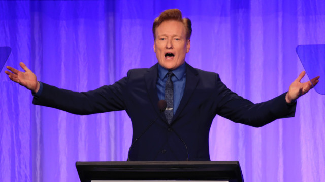 a picture of conan o'brien with his arms open