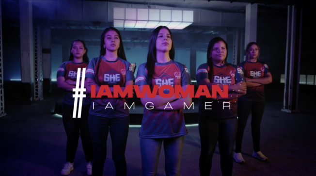 Female gamers in formation