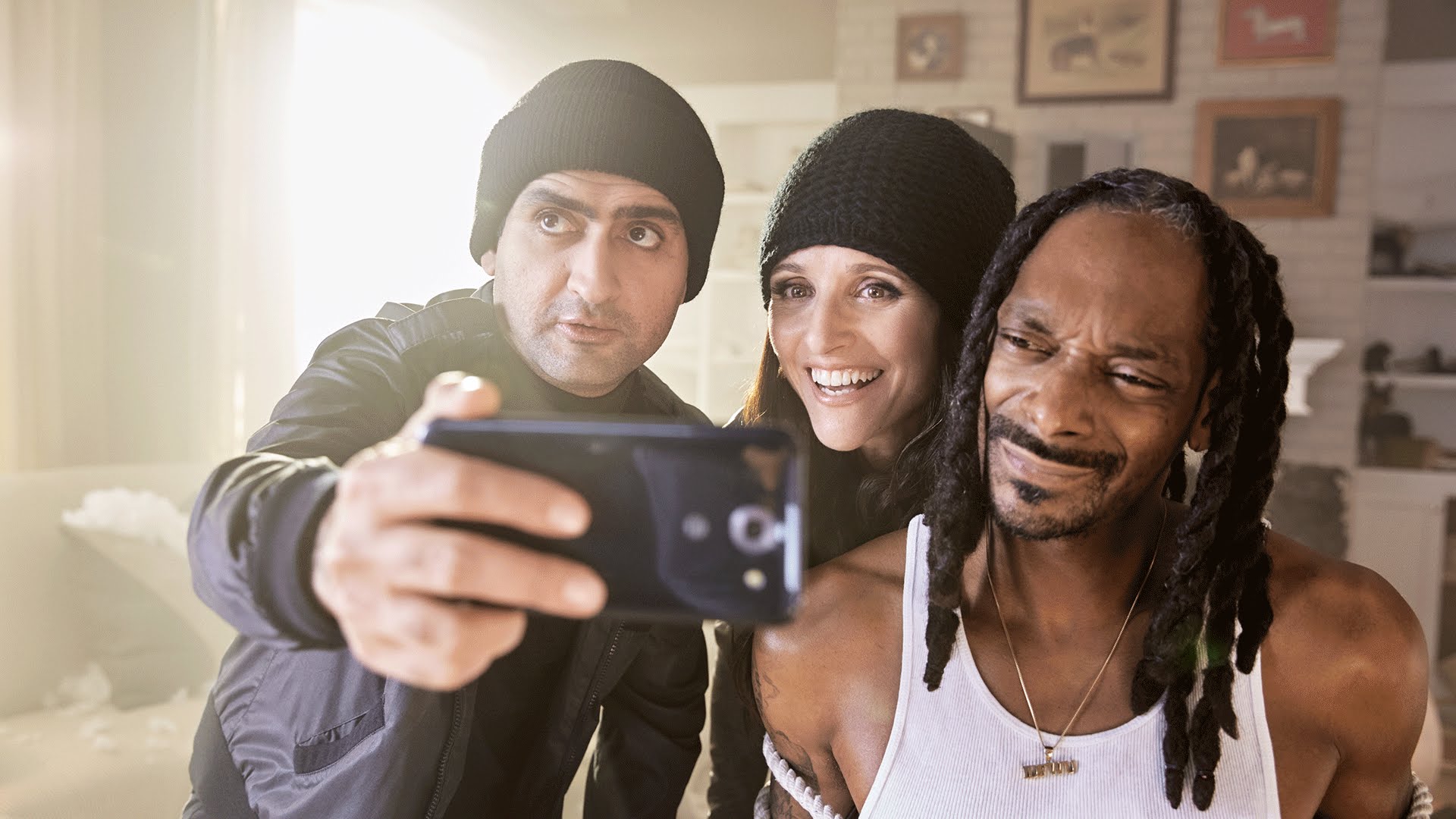 Julia Louis-Dreyfus Tries Robbing Snoop Dogg in Old Navy's Wacky Black...